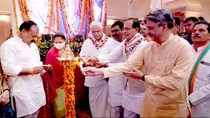 मुख्यमंत्री श्री शिवराज सिंह चौहान ने कुशाभाऊ ठाकरे सभागार में ग्रामीण जनजातीय तकनीकी प्रशिक्षण का दीप जला कर शुभारंभ किया।